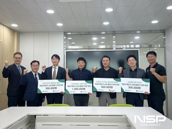 NSP통신-순천365치과, 데코글라스, 순천삼산MJF라이온스클럽, 순천순정병원 티켓 기부 (사진 = 전남드래곤즈)