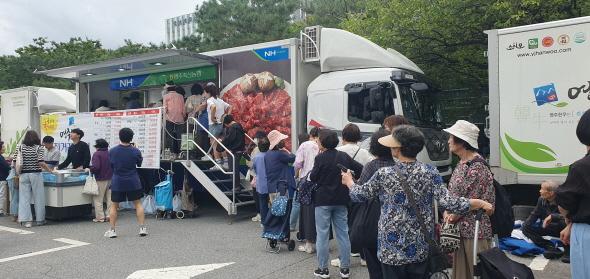 NSP통신-영주시 농특산물 강남구 추석맞이 직거래장터서 인기, 직거래로 만나는 영주시의 건강한 맛과 품질 (사진 = 영주시)
