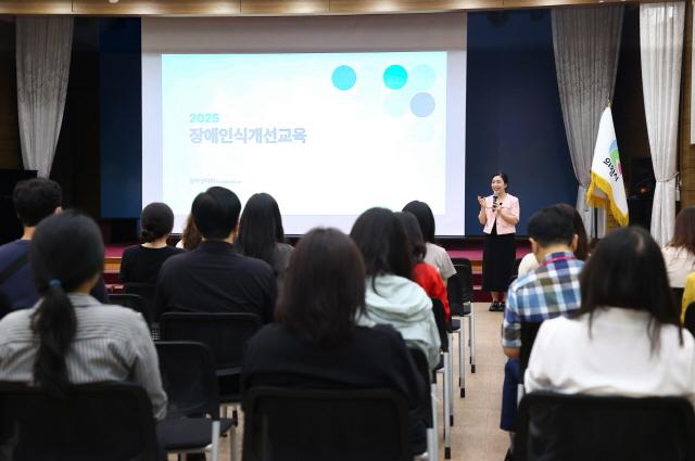 NSP통신-23일 시청 대회의실에서 전 직원을 대상으로 진행한 장애 인식 개선 교육 모습. (사진 = 의왕시)