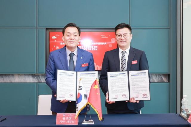 NSP통신-23일 이재준 수원시장(왼쪽)이 린펑 동방미곡 총괄사장과 전략적 업무 협약 후 기념촬영을 하고 있다. (사진 = 수원시)