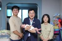 [NSP PHOTO]주낙영 경주시장, 충효동 여섯째 출산 가정 방문...다자녀 양육 응원