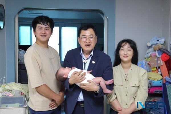 NSP통신-경주시는 주낙영 시장이 지난 23일 충효동에 거주하는 김도형(33)·임소라(32) 씨 가정을 직접 찾아 여섯째 딸 나은 양의 출산을 축하하고 기저귀와 육아용품 등 선물을 전달했다. (사진 = 경주시)