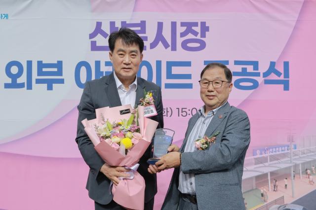 NSP통신-하은호 시장(왼쪽)이 산본시장 상인회로부터 감사패를 받고 있다. (사진 = 군포시)