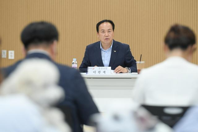 NSP통신-23일 이권재 오산시장(가운데)이 토론회에서 발언을 하는 모습. (사진 = 오산시)