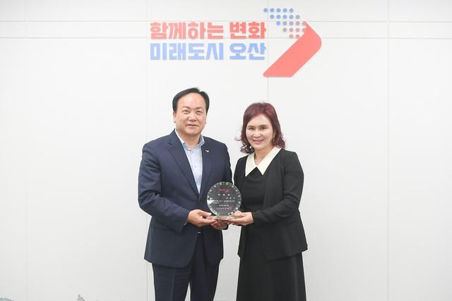 NSP통신-24일 이권재 오산시장(왼쪽)이 김명숙 이룸봉사단 회장에게 1일 명예시장 위촉패를 전달하고 기념촬영을 하고 있다. (사진 = 오산시)