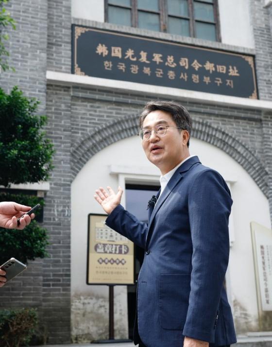 NSP통신-충칭시 한국광복군 총사령부를 방문한 김동연 지사가 전시실과 복원된 집무 공간을 참관한 뒤 기자들과 만나 충징 방문 성과에 대해 이야기하고 있다. (사진 = 경기도)
