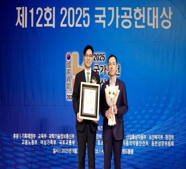 NSP통신-iM금융그룹은 지난 23일 서울가든호텔에서 개최된 2025 국가공헌대상 시상식에서 경제부총리 겸 기획재정부 장관상을 수상했다. (사진 = DGB금융그룹)