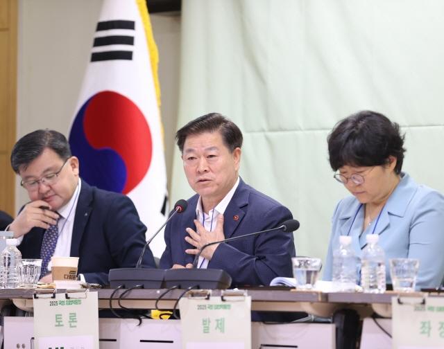 NSP통신-박승원 광명시장(가운데)이 24일 국회예산정책처가 주관한 2025 국회 입법박람회 기후위기 입법정책 토론회에 참석해 발언하고 있다. (사진 = 광명시)