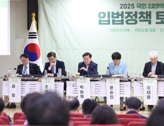 NSP통신-박승원 광명시장(가운데)이 24일 국회예산정책처가 주관한 2025 국회 입법박람회 기후위기 입법정책 토론회에 참석해 발언하고 있다. (사진 = 광명시)
