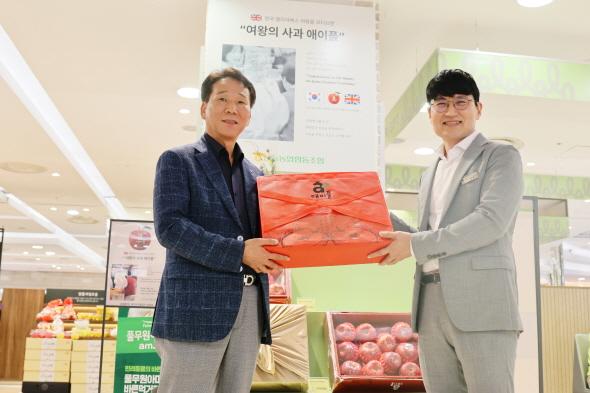 NSP통신-안동농협의 프리미엄 사과 브랜드여왕의 사과 애이플이 24일 롯데백화점 상인점에 공식 입점했다. (사진 = 안동농협)