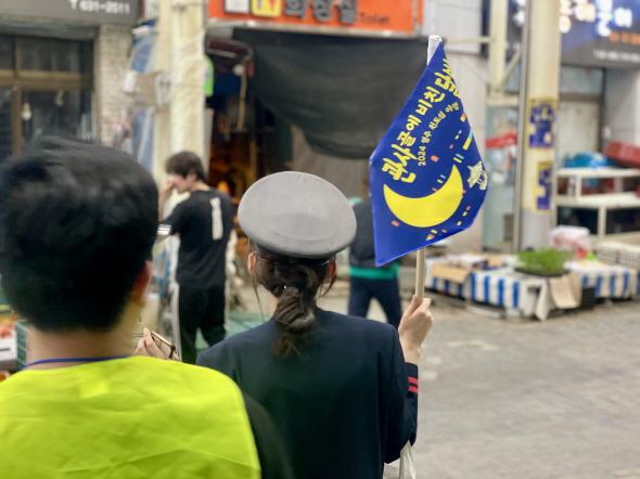 NSP통신-관사골에 비친 달빛 2025 원도심 야행 참가자들은 기관사 복장을 한 특별 가이드와 함께 원도심을 거닐며 역사와 공간에 담긴 이야기를 들을 수 있다. (사진 = 영주시)