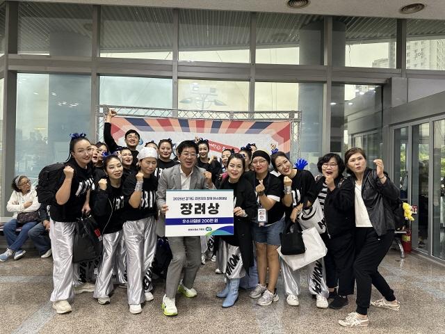 NSP통신-24일 열린 2025년 경기도 주민자치 문화 경연대회에서 평택시가 장려상과 인기상을 받았다. 사진은 기념촬영 모습. (사진 = 평택시)