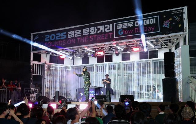 NSP통신-2025 젊은 문화거리 조성 - Sounds on the Street 모습. (사진 = 평택시)