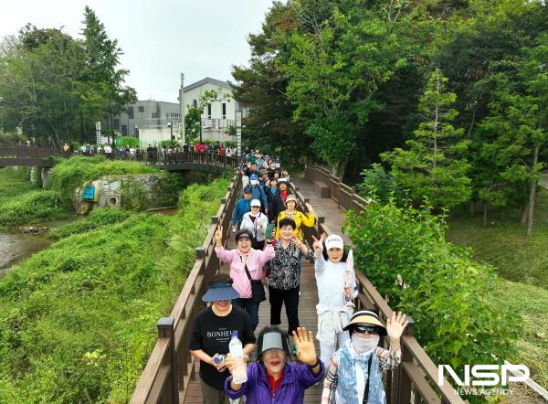 NSP통신-보성군민 함께 걷기 좋은 날 걷기 대회에 참여한 군민들이 동윤천 데크길을 함께 걷고 있다 (사진 = 보성군)