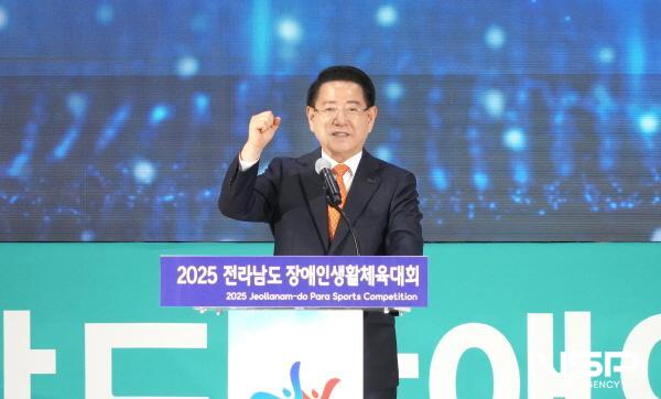 NSP통신-김영록 전라남도지사가 25일 영광스포티움 국민체육센터에서 열린 2025 전남장애인생활체육대회 개막식에서 대회사를 하고 있다. (사진 = 전남도)