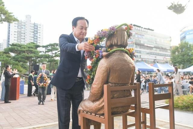 NSP통신-22일 이권재 오산시장이 소녀상에 꽃 목걸이를 걸어주는 모습. (사진 = 오산시)