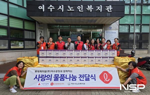 NSP통신-롯데케미칼 여수공장이 독거어르신 가정에 생필품 및 과일, 밑반찬을 전달했다. (사진 = 롯데케미칼)