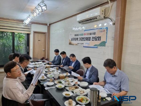 NSP통신-포항시 남구청은 25일 다가오는 추석 명절을 맞아 지역 상권을 살리고 민생 지원 방안과 안전대책을 논의하기 위한 간담회를 열었다. (사진 = 포항시 남구청)