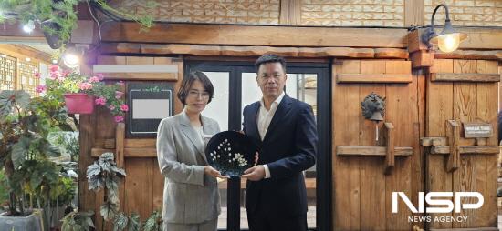 NSP통신-방문 기념품 교환 이화엽 미래산업국장(좌), 푸저우시 외사판공실 두웨이광 부주임(우) (사진 = 광양시청)