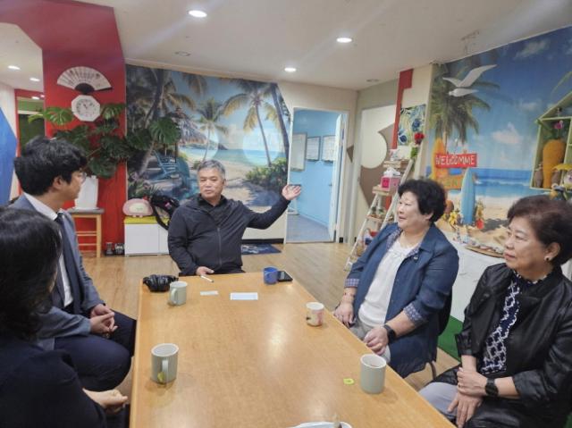 NSP통신-박상현 의원이 24일 발달장애인 태권도 센터 관계자들과 간담회를 갖고 오정구에 부재한 발달장애인 주간활동서비스센터 지정을 촉구하고 있다. (사진 = 경기도의회)