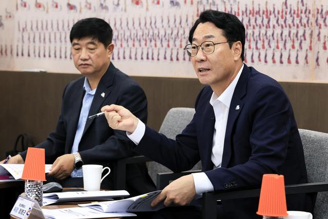 NSP통신-25일 정명근 화성시장(오른쪽)이 산업단지 입주기업 협의회 간담회에서 협의회 대표자들과 논의를 하고 있다. (사진 = 화성시)