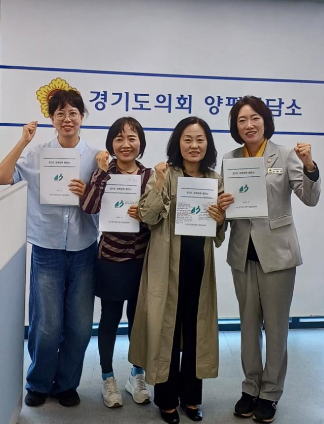 NSP통신-이혜원 부위원장(오른쪽 첫번째)이 24일 경기도의회 양평상담소에서 양평군어린이집연합회 관계자들과 정담회를 개최한 가운데 기념촬영을 하고 있다. (사진 = 경기도의회)