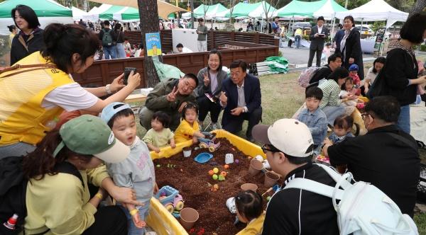 NSP통신-4월 성남시 육아종합지원센터 인근에서 열린 육아데이 행사 때 참여 아동들이 모래놀이를 하고 있다. (사진 = 성남시)