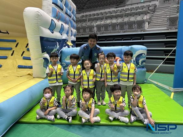 NSP통신-포항해양경찰서는 지난 24일부터 25일까지 2일간 어린이의 안전사고 예방과 자기 보호 능력 향상을 위해 찾아가는 어린이 해양 안전교실을 운영했다. (사진 = 포항해양경찰서)