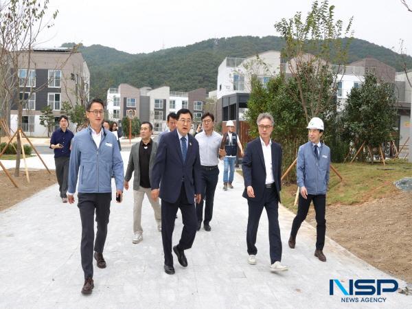 NSP통신-주낙영 경주시장은 지난 24일 APEC 지원인력 숙소로 활용될 한국수력원자력 동천 사택 신축 공사 현장을 찾아 내외부 시설 및 주변 환경을 꼼꼼히 점검했다. (사진 = 경주시)