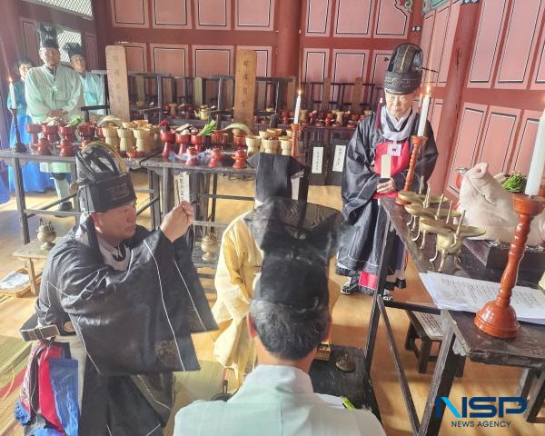 NSP통신-구미시 선산향교와 인동향교는 25일 관내 유림 100여 명이 참석한 가운데 공자를 비롯한 25현(賢)을 추모하고 공덕을 기리는 추계 석전대제(釋奠大祭)를 봉행했다. 선산향교 (사진 = 구미시)