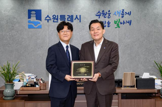 NSP통신-25일 이재준 수원시장(오른쪽)과 임애훈 아리조나한인회장이 기념촬영을 하고 있다. (사진 = 수원시)