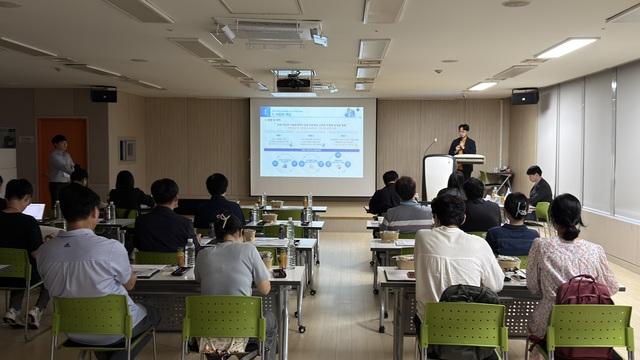 NSP통신-25일 병점 스마트 리빙랩 시민참여단 발대식에서 리빙랩 교육이 진행되고 있다. (사진 = 화성시)