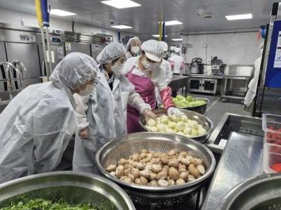 [NSP PHOTO]김영희 경기도의원 오산 세마중 급식실 현장 점검애로사항 청취