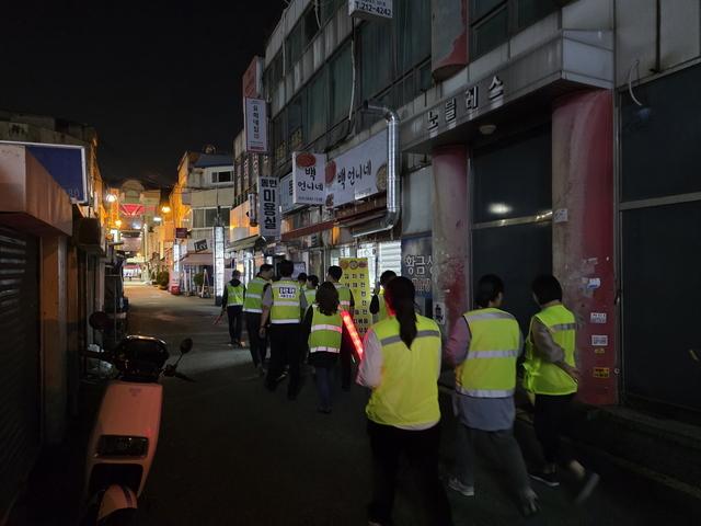 NSP통신-25일 수원시외국인복지센터와 중국동포가 지동 일원에서 안전지킴이 활동을 하는 모습. (사진 = 수원시)