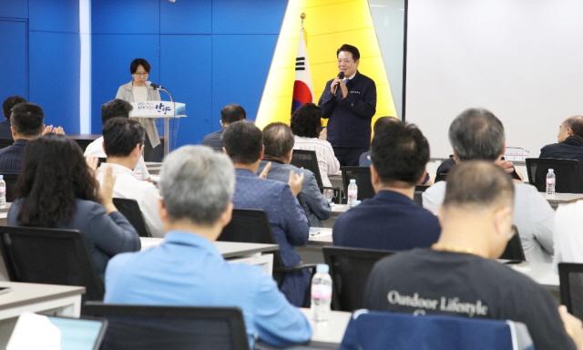 NSP통신-25일 오전 10시 안양시청 3층 상황실에서 열린 재개발·재건축 정비사업 간담회에서 최대호 안양시장이 발언하고 있다. (사진 = 안양시)