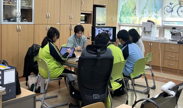 NSP통신-이모티콘을 제작하고 있는 학생들 모습. (사진 = 김포경찰서)
