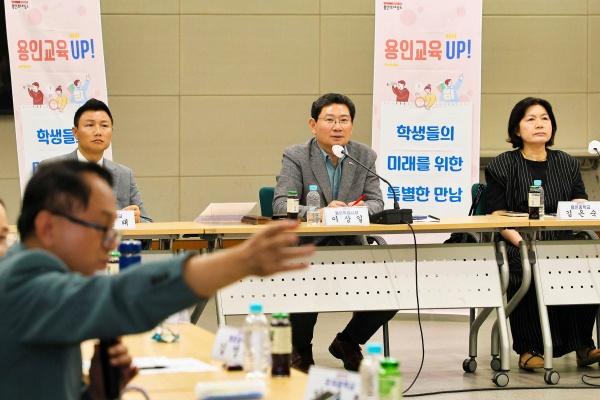 NSP통신-25일 이상일 용인특례시장이 처인·기흥 중학교 학교장들과 교육환경 개선을 위한 간담회를 진행하고 있다. (사진 = 용인특례시)