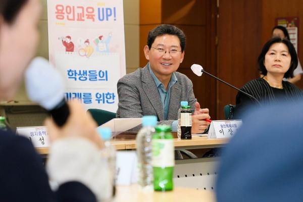 NSP통신-이상일 용인특례시장이 처인·기흥 중학교 학교장들과 교육환경 개선을 위한 간담회를 진행하고 있다. (사진 = 용인특례시)
