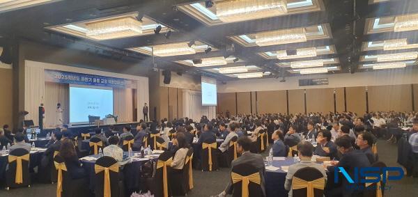 NSP통신-경상북도교육청은 지난 25일 경주시에 있는 더케이호텔경주에서 도내 중등 교장 360여 명을 대상으로 2025년도 하반기 중등 교장 역량 강화 연수를 실시했다. (사진 = 경상북도교육청)