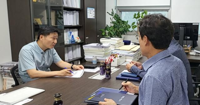 NSP통신-김태희 의원이 24일 경기도의회에서 화학사고 예방·악취저감과 대기오염경보 알림 개선 정담회를 개최하고 정책방안을 논의하고 있다. (사진 = 경기도의회)