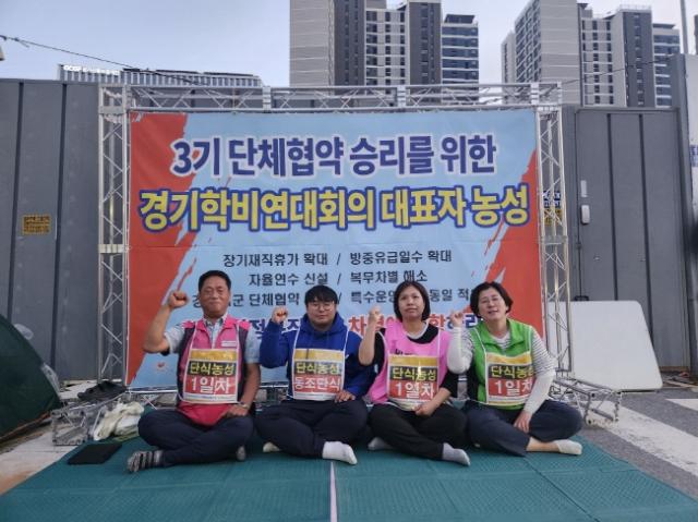 NSP통신-6월 학교비정규직 대표자와 동조단식을 진행하는 유호준 의원. (사진 = 경기도의회)