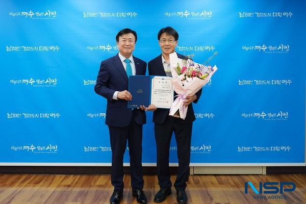 NSP통신-송병구 여수시도시관리공단 제4대 이사장이 정기명 여수시장으로부터 임명장을 받았다. (사진 = 여수시)