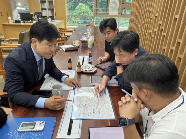 NSP통신-이영주 의원이 22일 경기도의회 북부분원에서 경기북부 중심 고속화도로(1.5 순환 고속화도로)와 우이령 지하도로·철도 개통 추진 현황을 점검하고 교통 효율성 확보 방안을 논의하고 있다. (사진 = 경기도의회)