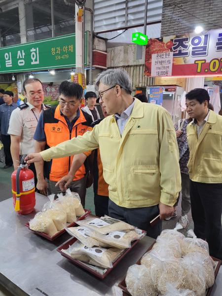NSP통신-25일 강현도 오산시 부시장이 안전점검을 하는 모습. (사진 = 오산시)