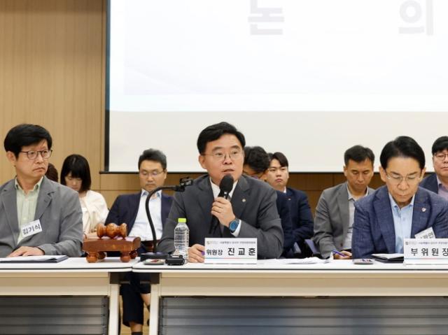 NSP통신-진교훈 강서구청장(가운데)이 서울창업허브 엠플러스(M+)에서 열린 구정자문위원회 제1차 정기회의를 주재하고 있다.
