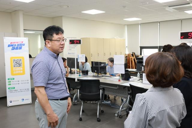 NSP통신-26일 김현수 수원시 제1부시장(왼쪽)이 영화동행정복지센터를 찾아 민생회복 소비쿠폰 신청 현장을 살펴보고 있다. (사진 = 수원시)