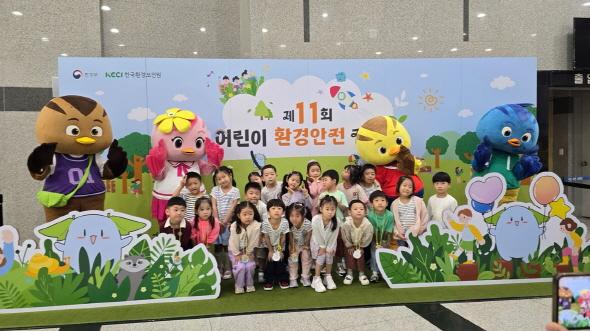 NSP통신-엄마까투리의 막내 캐릭터 꽁지가 25일 환경부로부터 어린이 환경안전 홍보대사로 공식 위촉됐다. (사진 = 안동시)