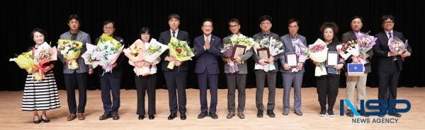 NSP통신-영천시는 지난 24일 영천시민회관에서 지역사회 발전과 시민 복리증진에 기여한 유공자를 대상으로 2025년 3분기 표창 수여식을 개최했다. (사진 = 영천시)