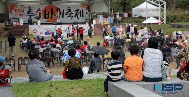 NSP통신-제10회 퉁소바위 축제에서 가수의 노래에 춤추는 시민들 모습. (사진 = 김종식 기자)