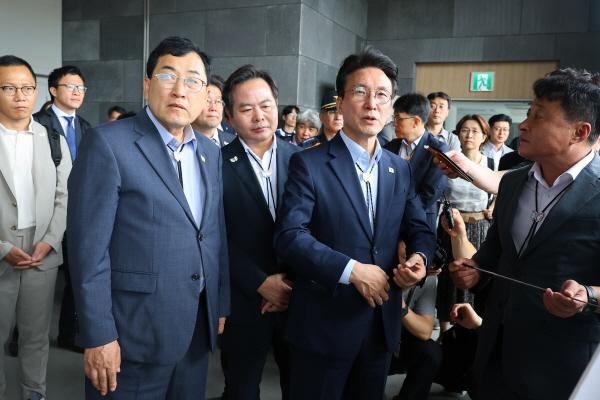 NSP통신-지난 7월 11일 오전 화백컨벤션센터에서 APEC 정상회의 준비 상황을 점검한 뒤, 김민석 국무총리와 주낙영 경주시장이 관계자들과 함께 브리핑을 받고 있다. (사진 = 경주시)